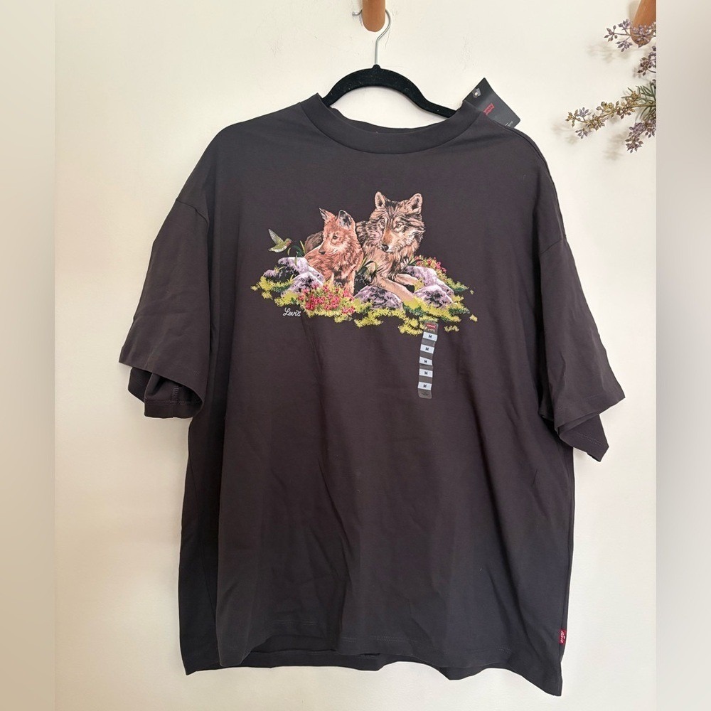 Levi's Wildlife Wolf Graphic Tee unisex Heavy weight Cotton NWT-Medium